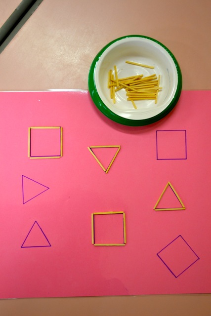 Tracer des carrés et des triangles avec des allumettes